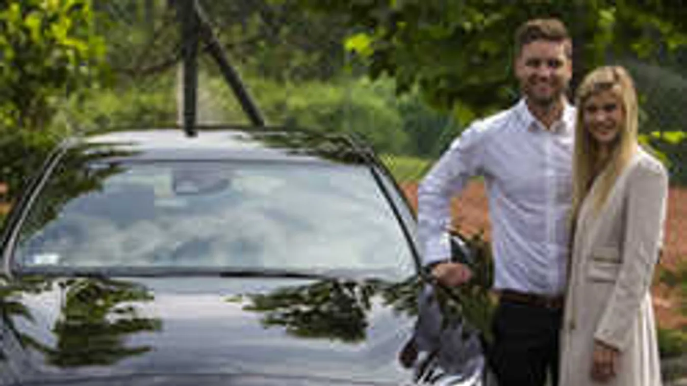 Meseszép luxusautót kapott Weisz Fanni