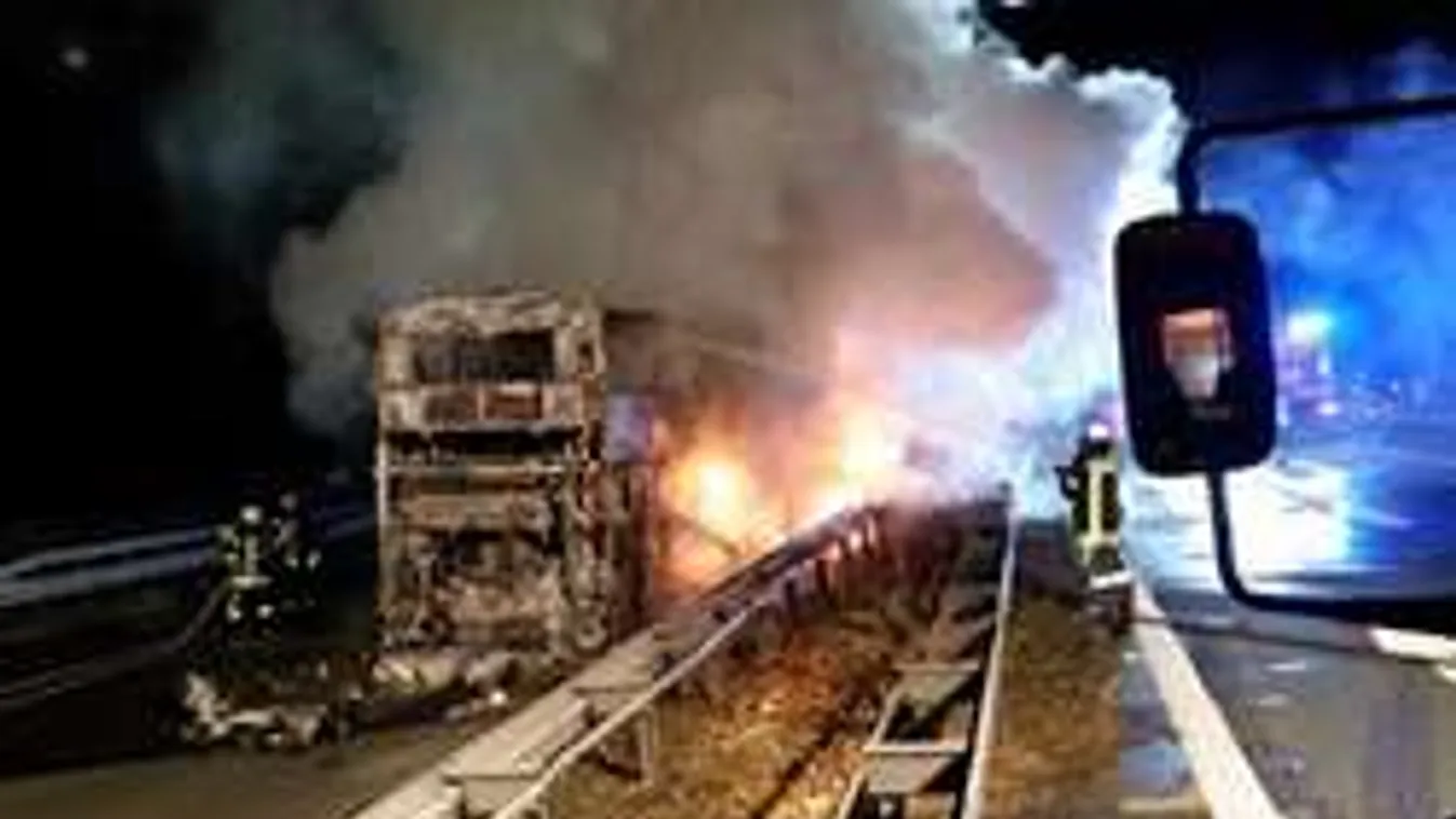 Borzalom az autópályán: porig égett a Bayern-busz