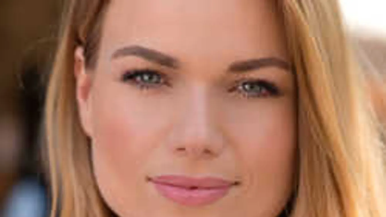 Fürdőruhában mutatta meg telt kebleit a magyar sztárénekesnő