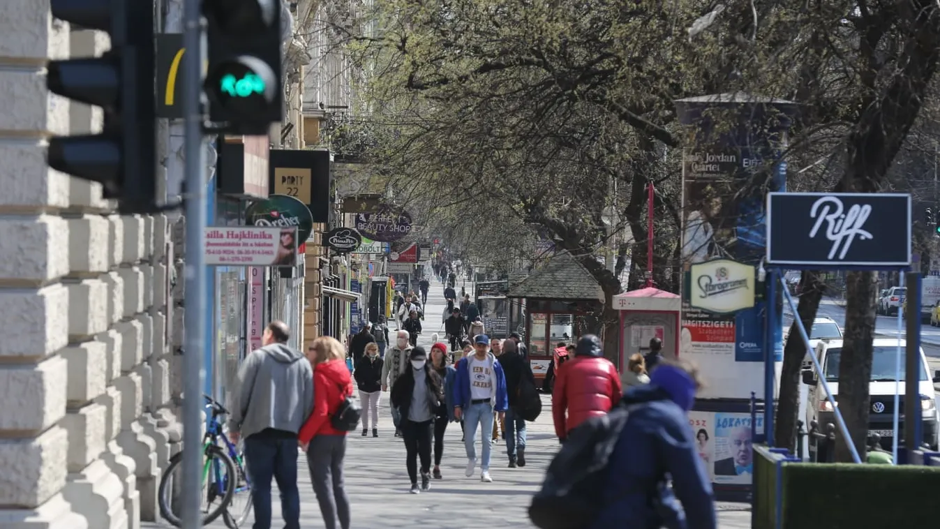 Ebből még baj lesz: a jó idő miatt ellepték a parkokat és az utcákat a magyarok