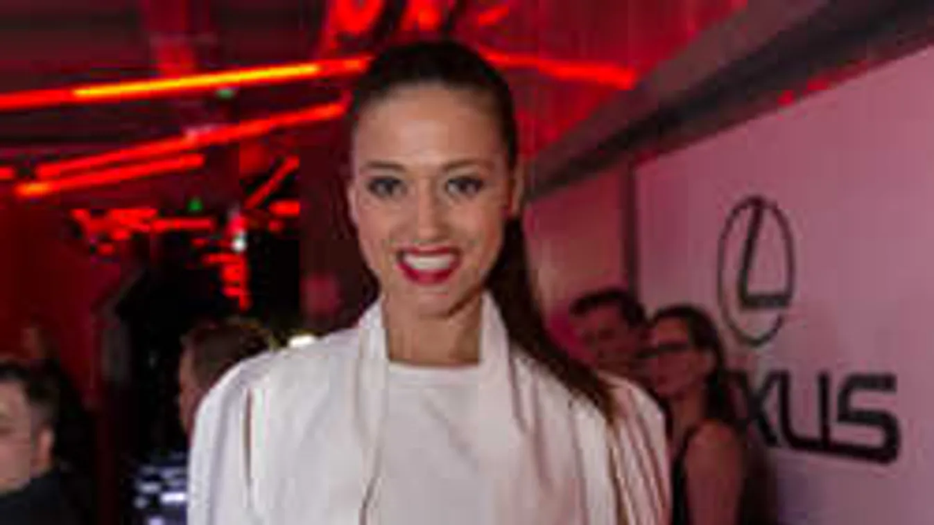 Egy ország várta: Megmutatta választottját a dögös magyar énekesnő