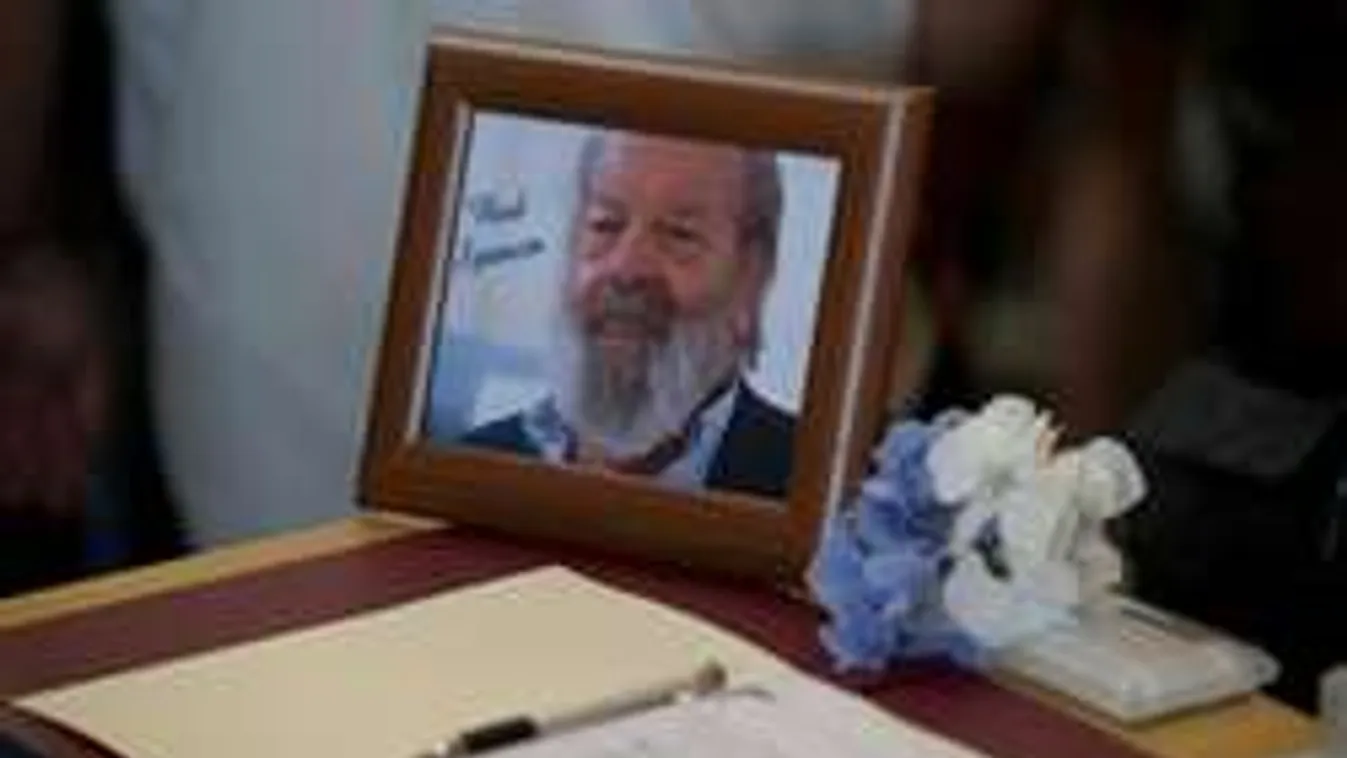 Helyszíni tudósítás: Õrjöngött a tömeg Bud Spencer temetésén