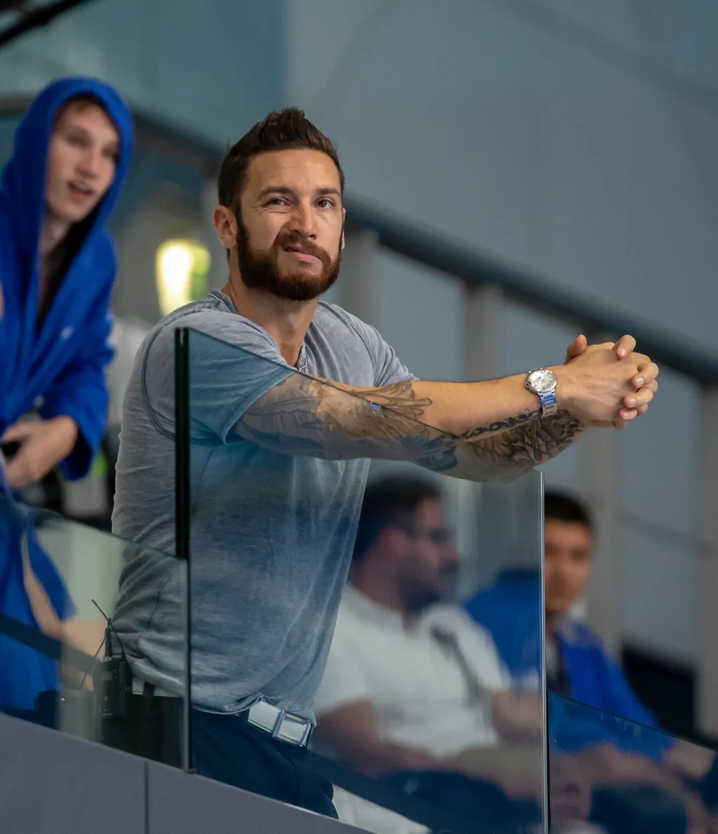 Október: Ismét berobbant a magyar úszósportba Shane Tusup. Hosszú Katinka exe Szilágyi Liliána felkészítését vette át, s a Világkupa budapesti állomásán is itt volt. A zajos eredmények elmaradnak, Katinka nélkül nem sikeres az amerikai.