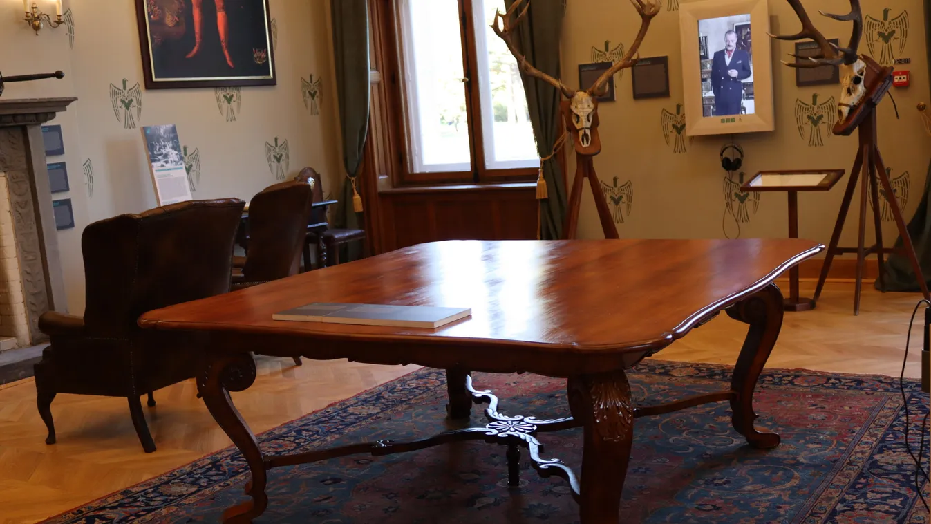 Ennél az asztalnál írták alá a szatmári békeszerződést, ma is itt áll