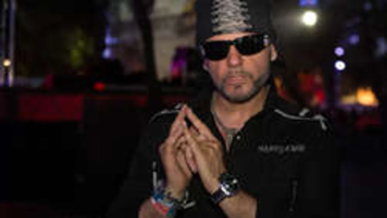 Szomorú ok miatt nem veszi le a napszemüvegét Kozso