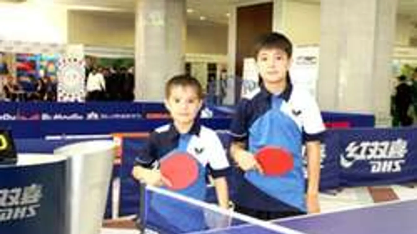 Hétéves kisfiú játszik a világbajnokságon - videó