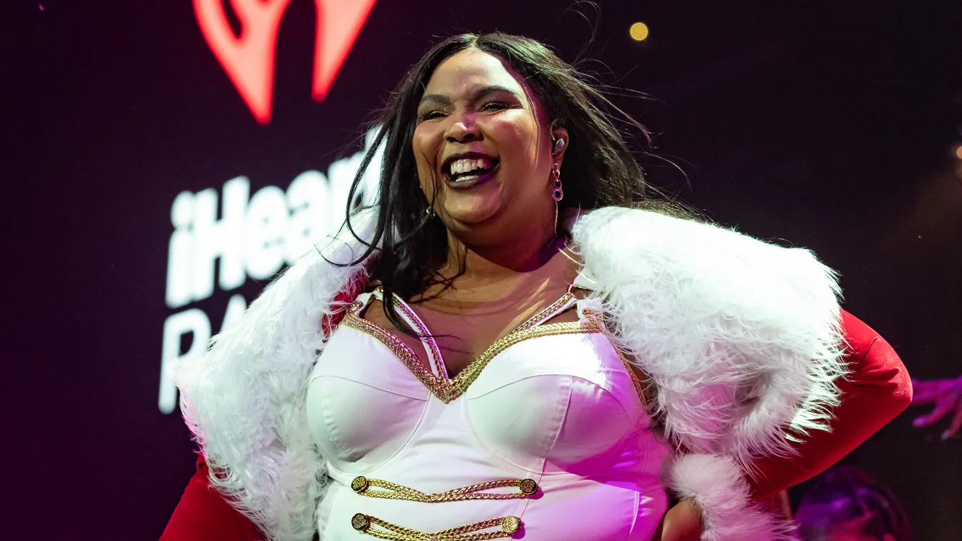 Ellopta a show-t: Tangában mutogatta hatalmas fenekét az énekesnő