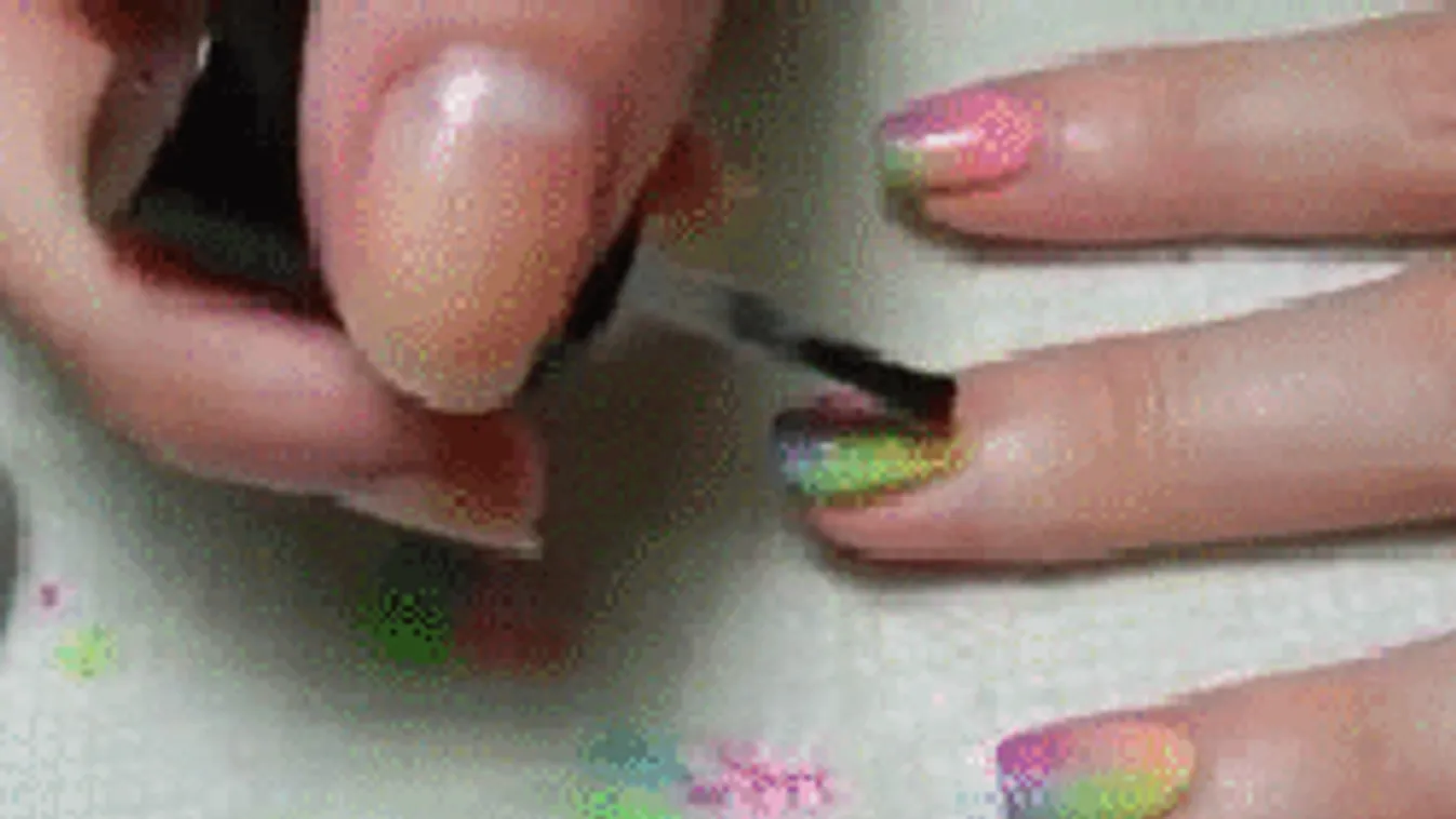 Így készíts szivárványos ombre-manikűrt házilag!