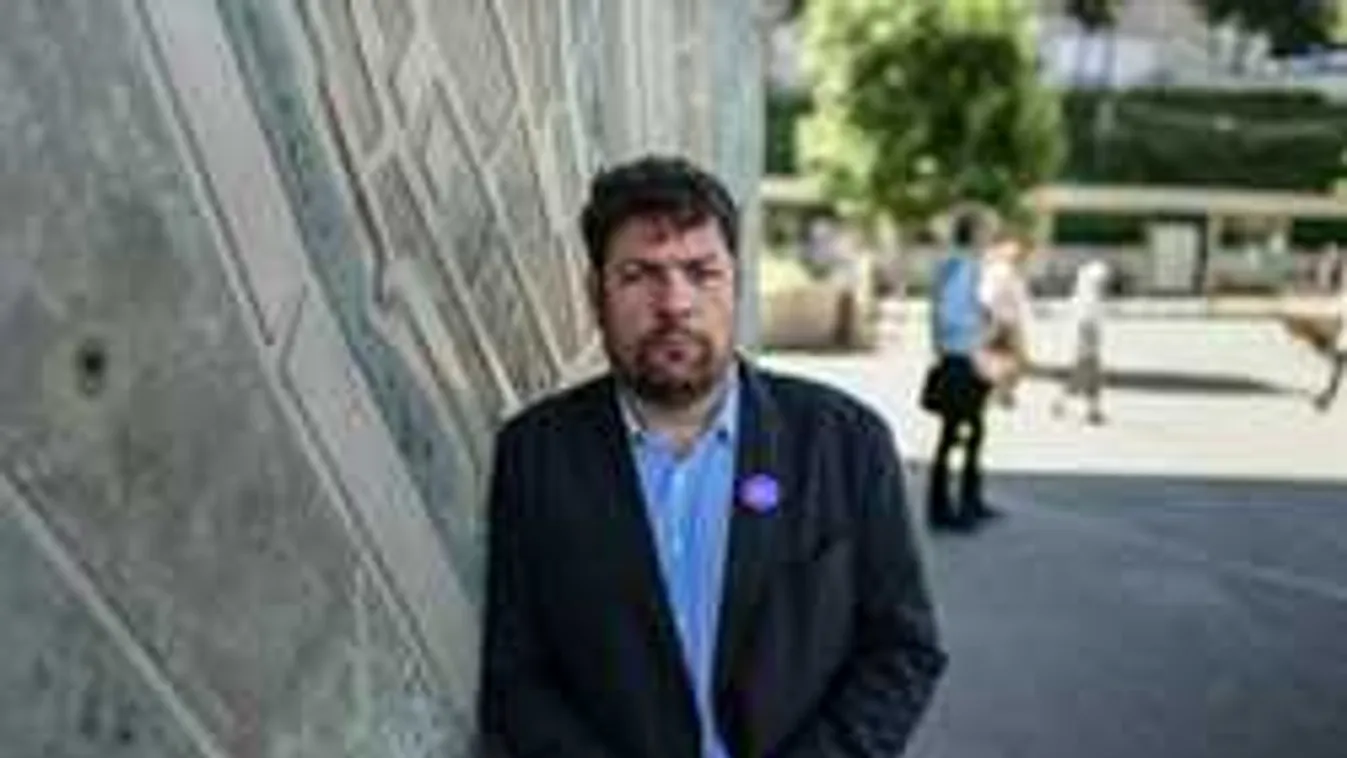 Migránsokat fogadna be a momentumos főpolgármester-jelölt