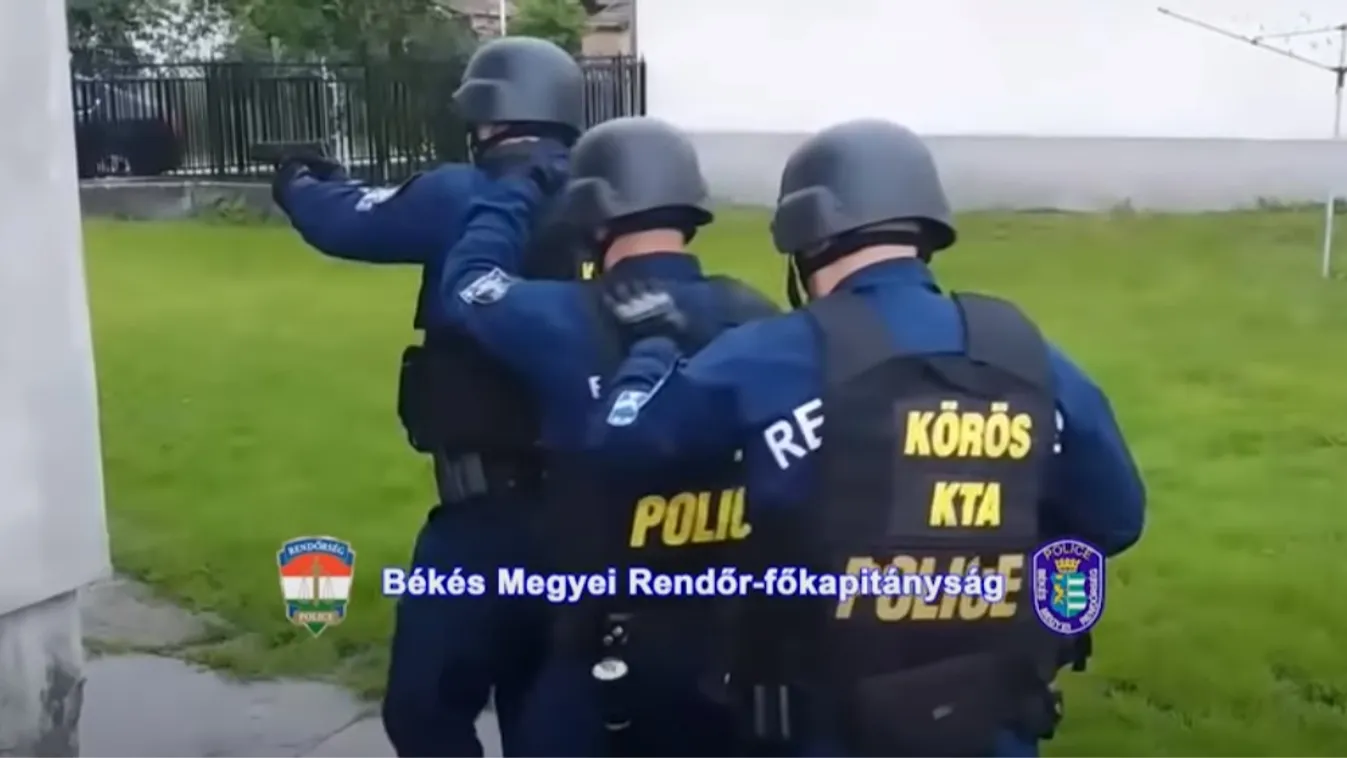 Állig felfegyverzett rendőrök rohanták le a bűnbandát Jászkiséren – videó
