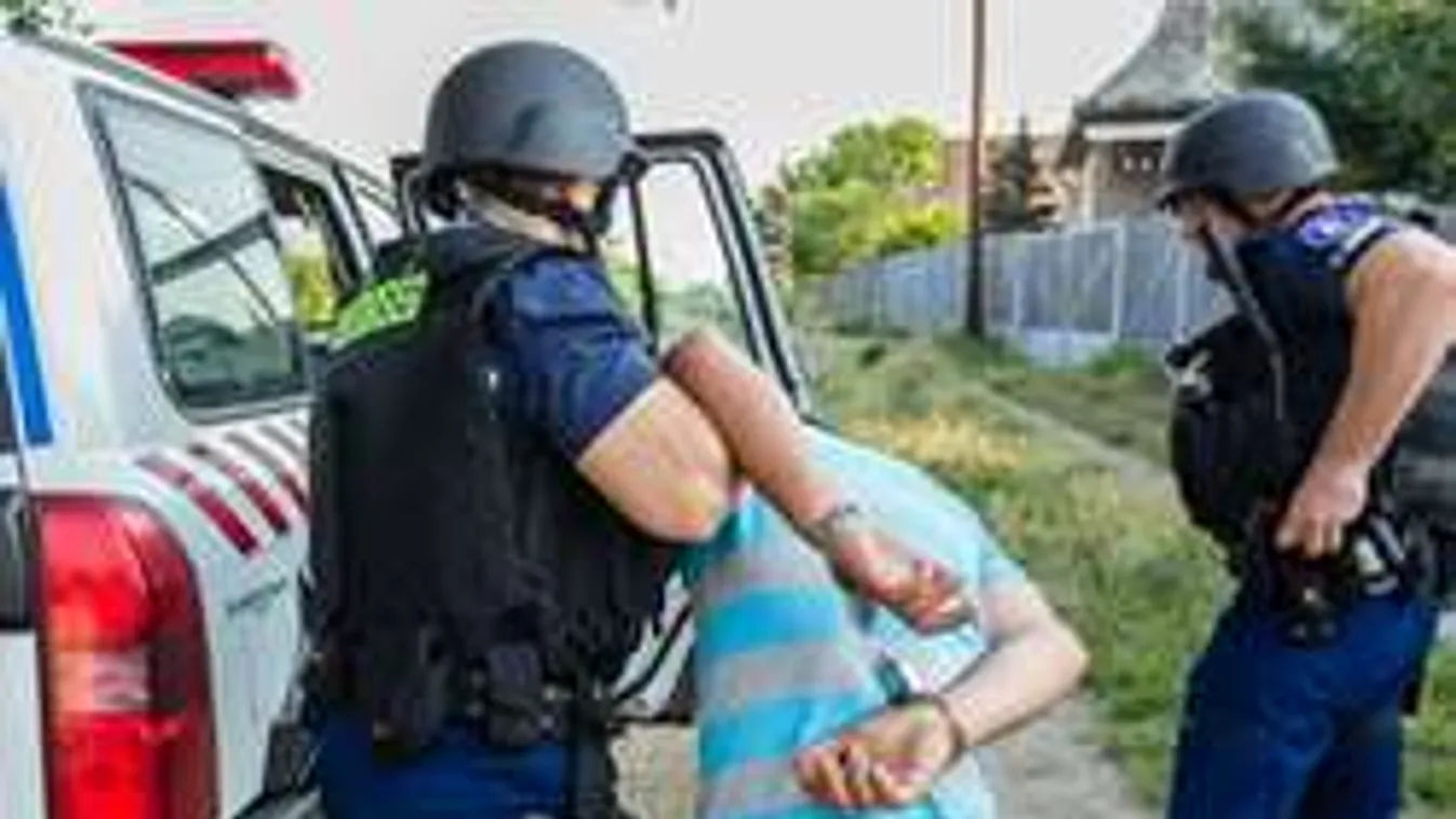 Futtatta és megerőszakolta a fiatal lányokat