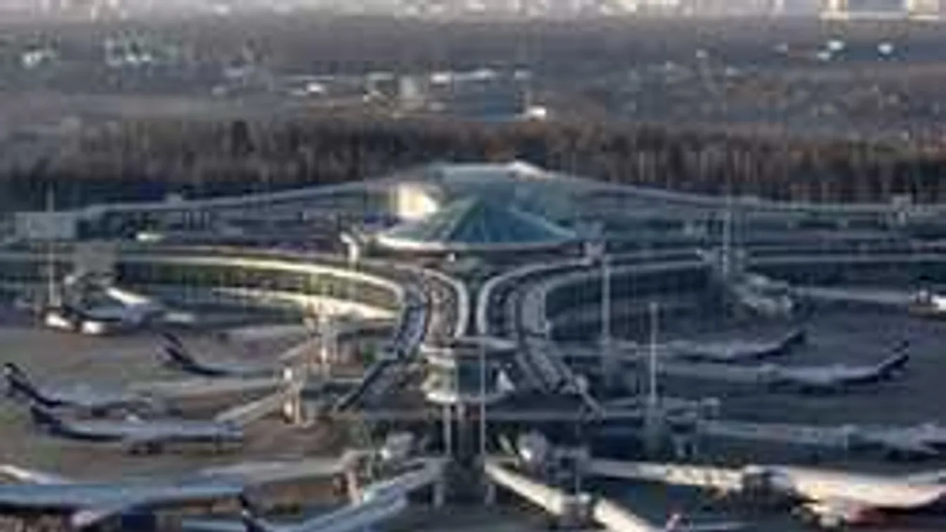 Õrület, mit művelt az orosz reptéren a szamurájkontyos pucér férfi