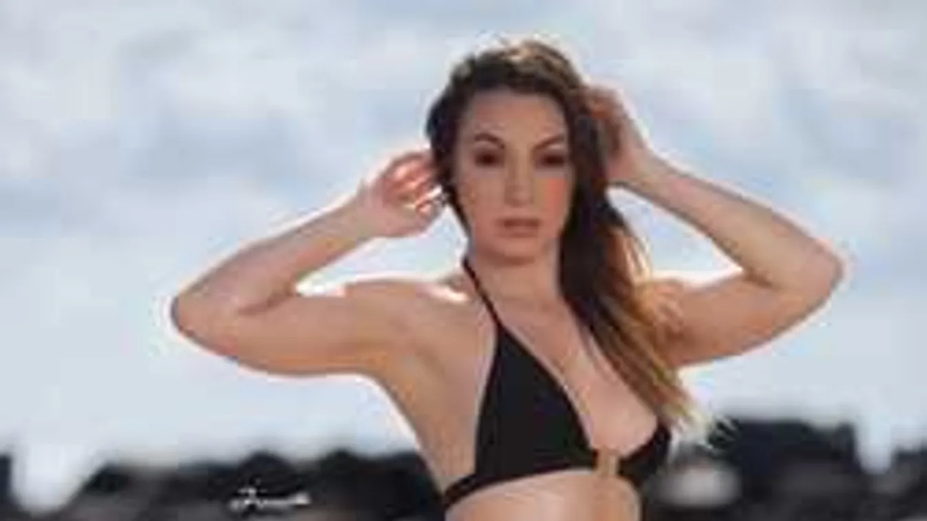 Õrjítően izgató, alulról fotózta le almamelleit a vadóc táncosnő