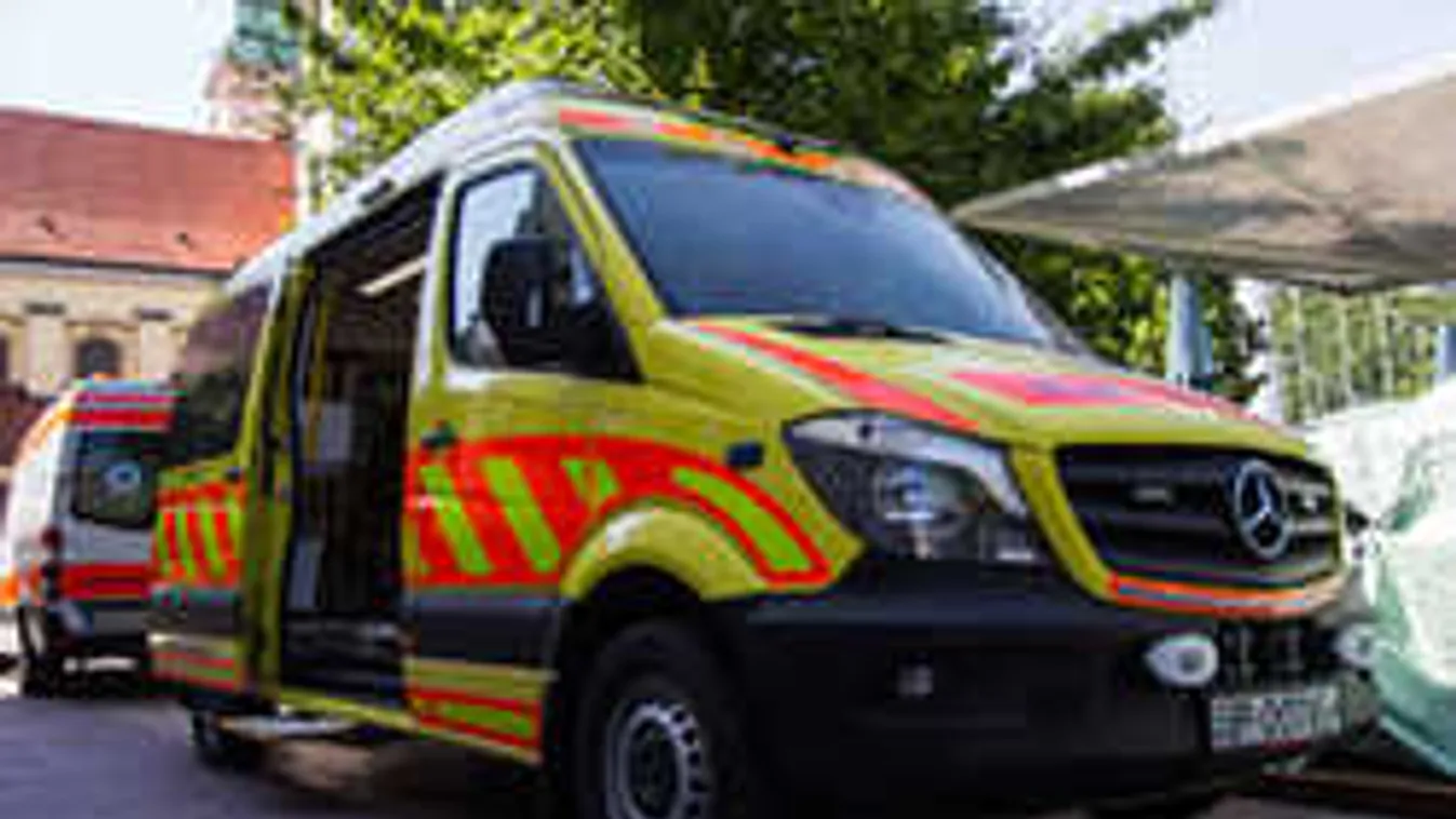 Újévi mérleg: 3200 embert láttak el a mentők, és meg is támadták őket