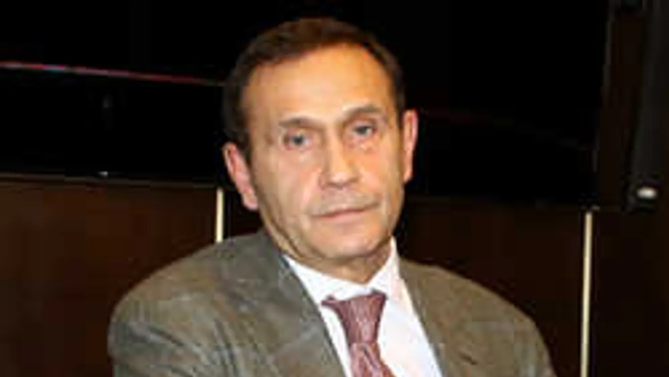 Szigorúan ellenőrzik Gyárfás Tamás munkáját