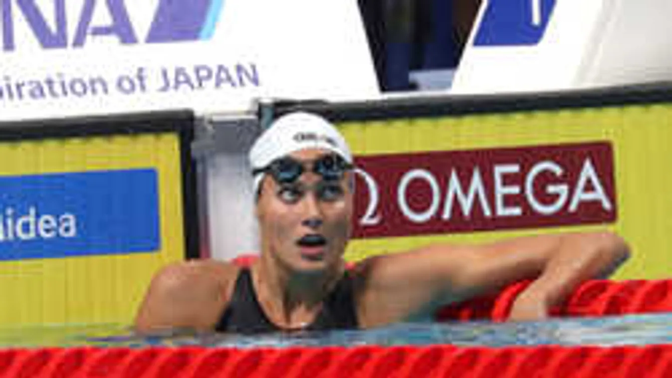 Jakabos Zsuzsannna brutáldögös, apró bikiniben strandol