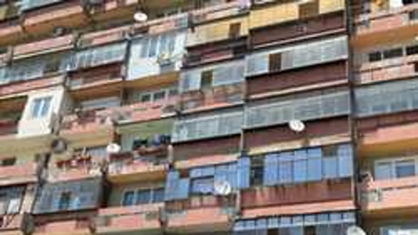 Horror a lakótelepen: holttest hevert a parkban