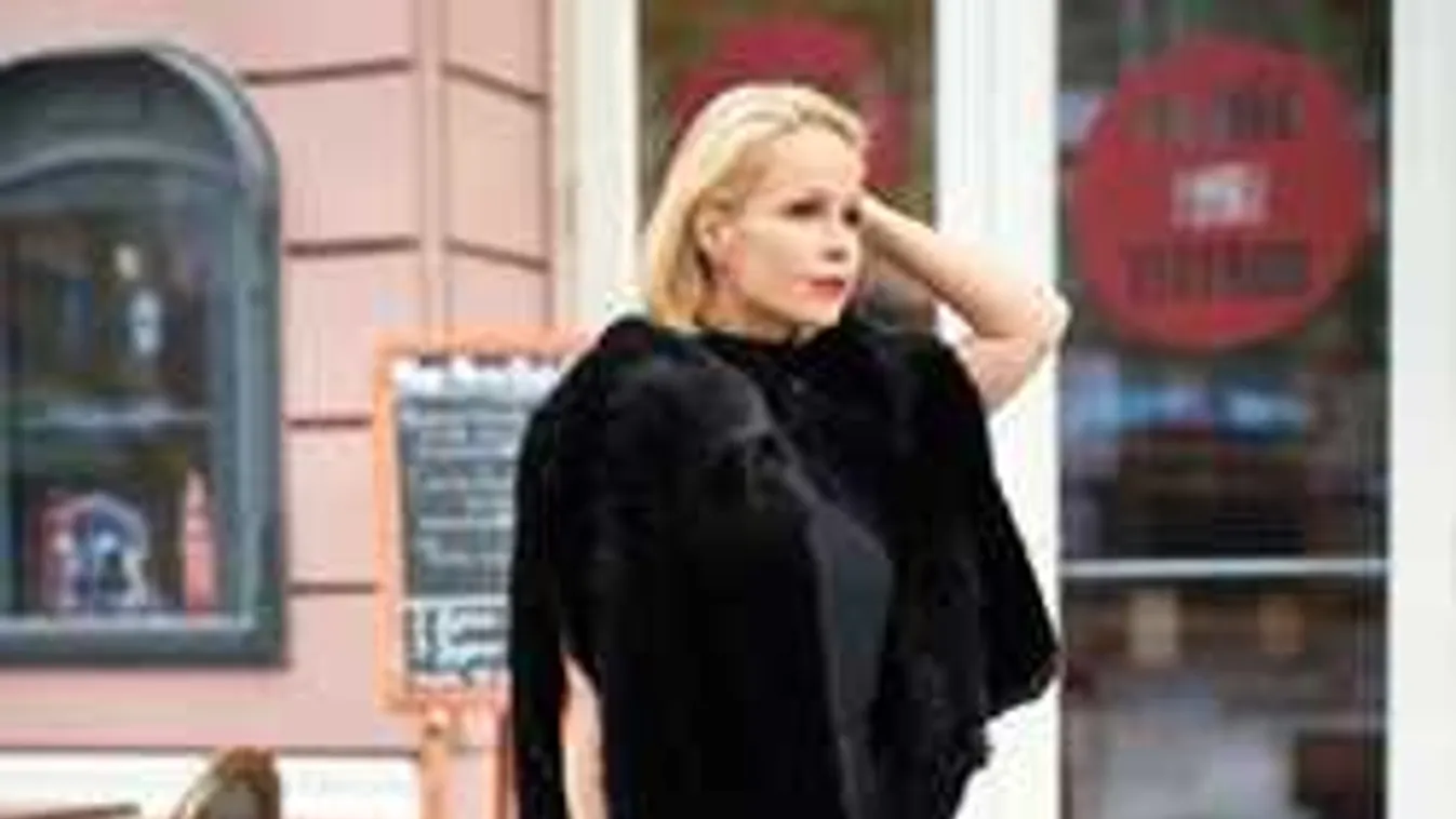 Elvitte a show-t Köllő Babett, egy szál bugyiban állt színpadra