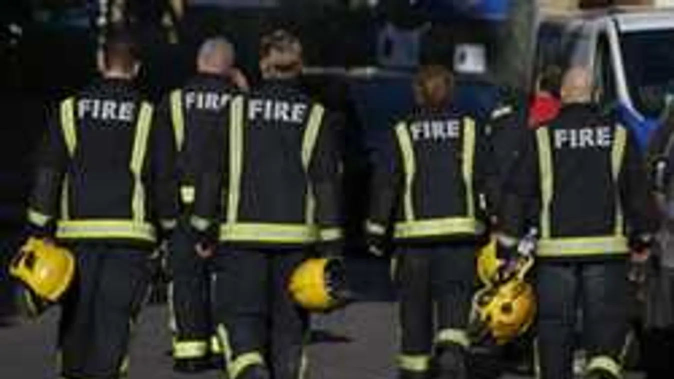 Felrobbant az égő autó  tűzoltás közben +videó