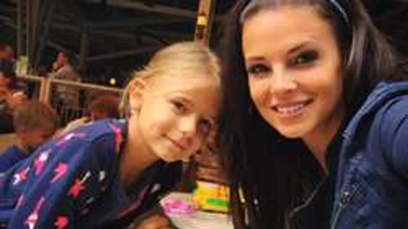 Így szilveszterezik a szexi Sarka Kata a gyerekeivel