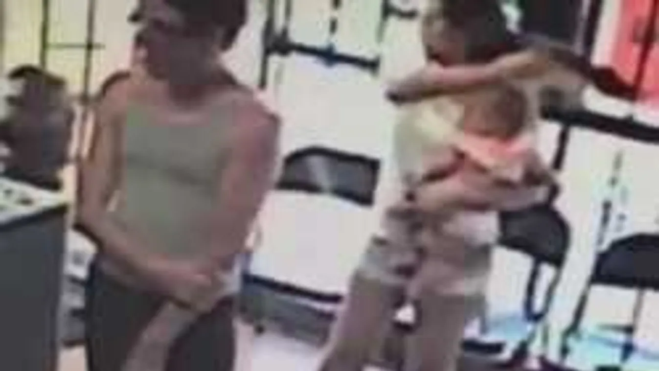 Fényes nappal akarták elrabolni a kislányt az anyja mellől! - videó