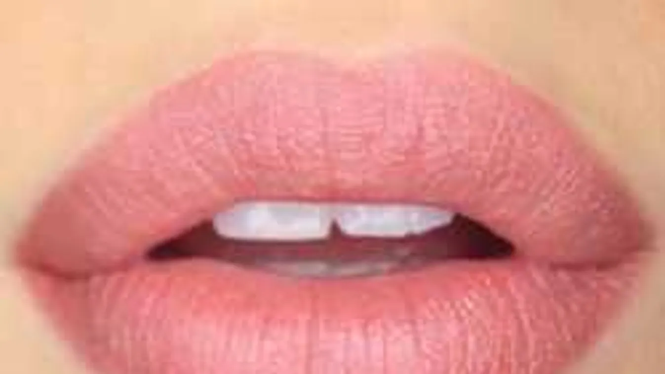 Új őrület, mellbimbószínűre festik az ajkukat a nők