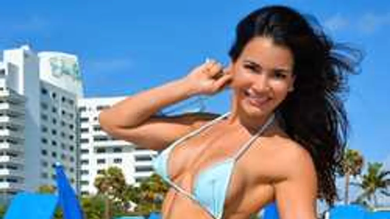 Mellbimbót villantott a tengerparton a dúskeblű fitneszmodell