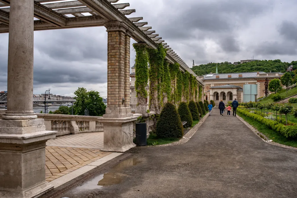 A várkert bazár is kihalt, csupán elvétve látni embereket