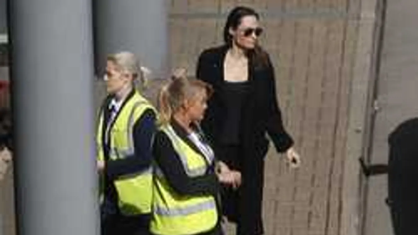 Lebukott a reptéren Angelina Jolie, titokban a hercegi esküvőre tart?