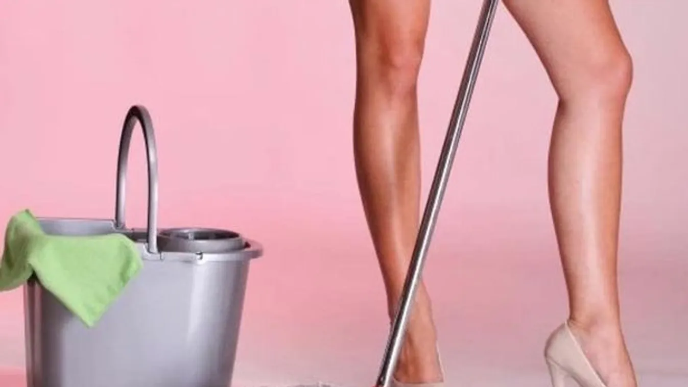 Durva, ennyit keres óránként a meztelenül takarító anyuka +18