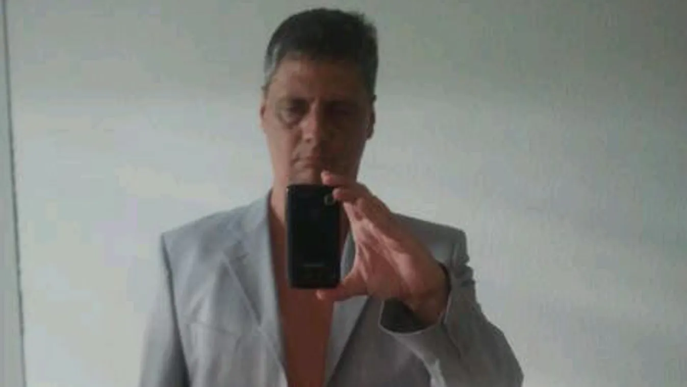 Alsógatyás fotókat küldözget magáról Gyurcsány szóvivője – fotók