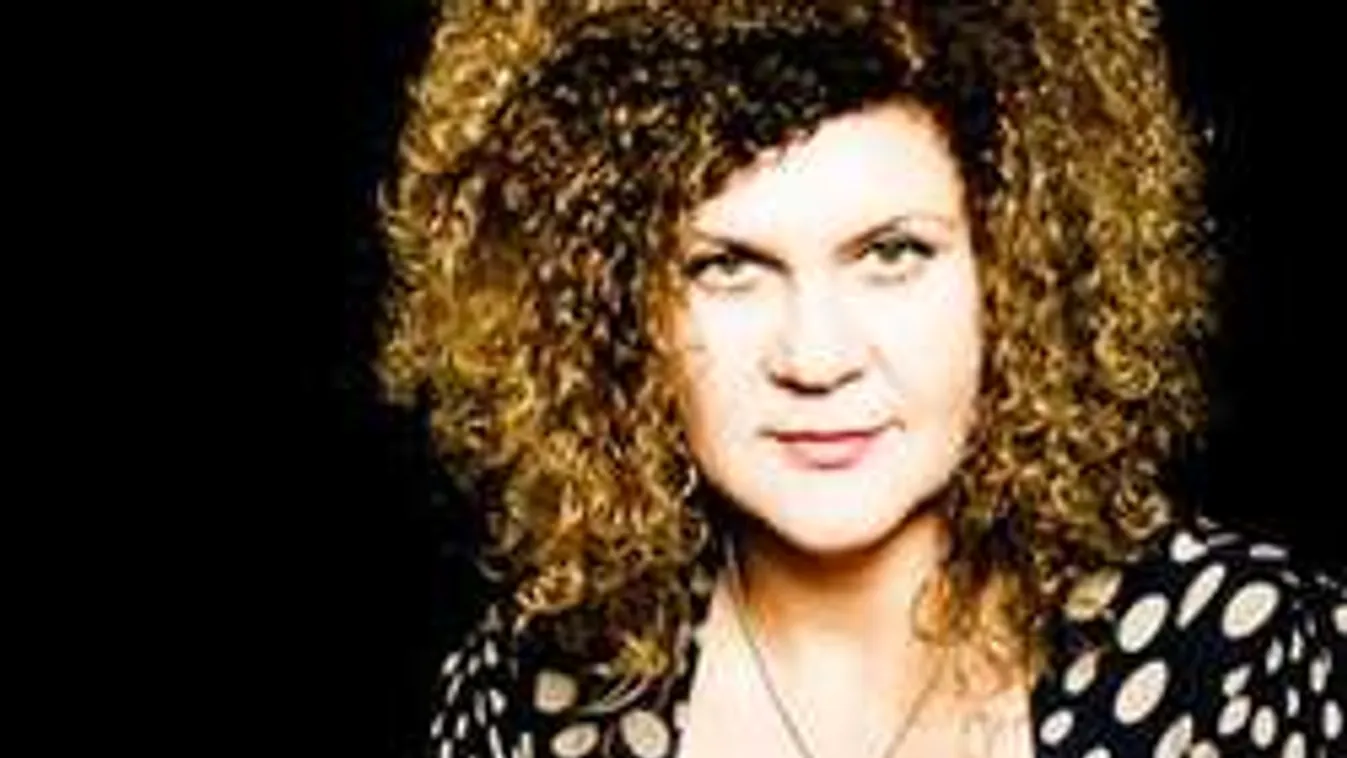 Így mártóztatta meg Soma hatalmas melleit a Balatonban