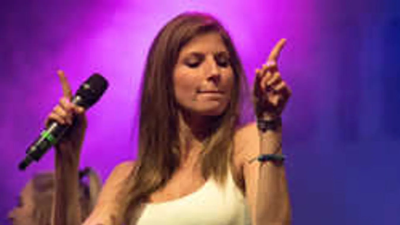 Bevállalta, melltartó nélkül fotózták le Stohl Lucát