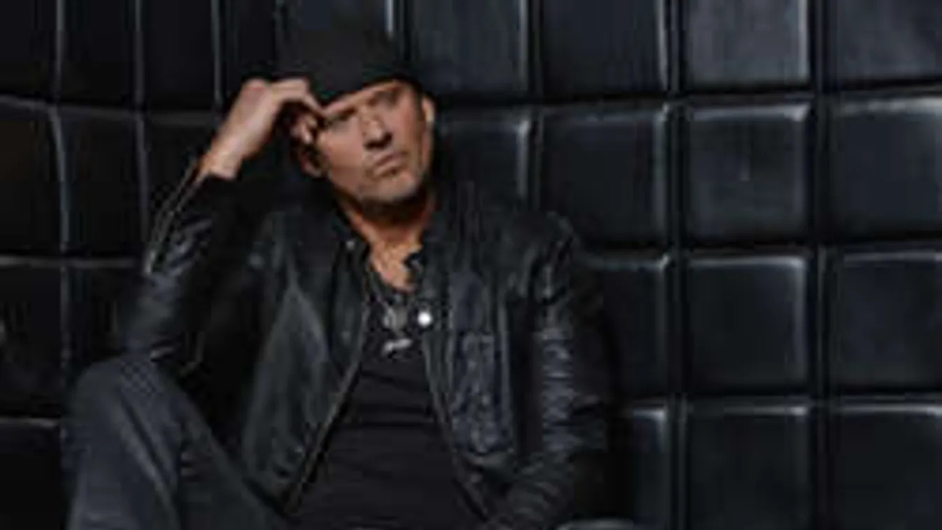 Vakmerő lépésre szánta el magát a magyar sztárénekes