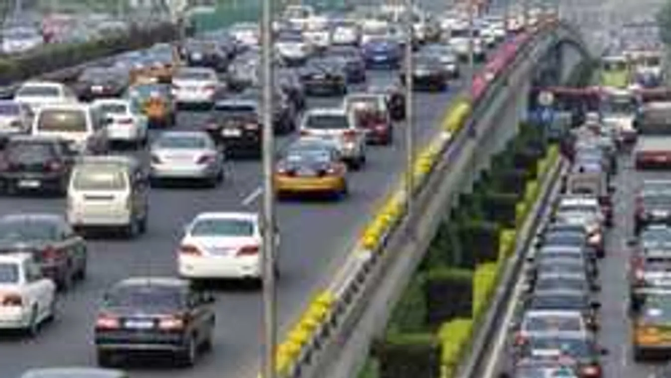 Õrült mutatvánnyal mentett életeket egy férfi az autópályán! - videó