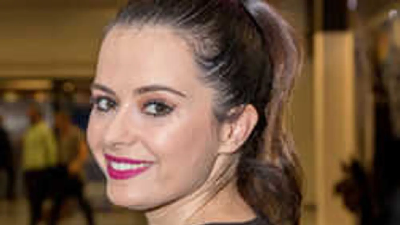 Leléptek az országból: ide szökött szerelmével a magyar énekesnő