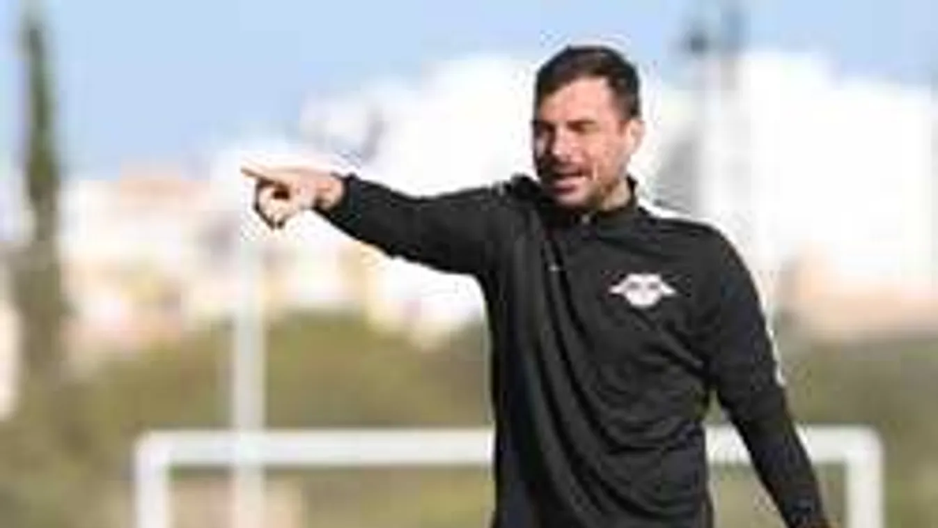 Döbbenet, világrekordot dönt a magyar fociedző