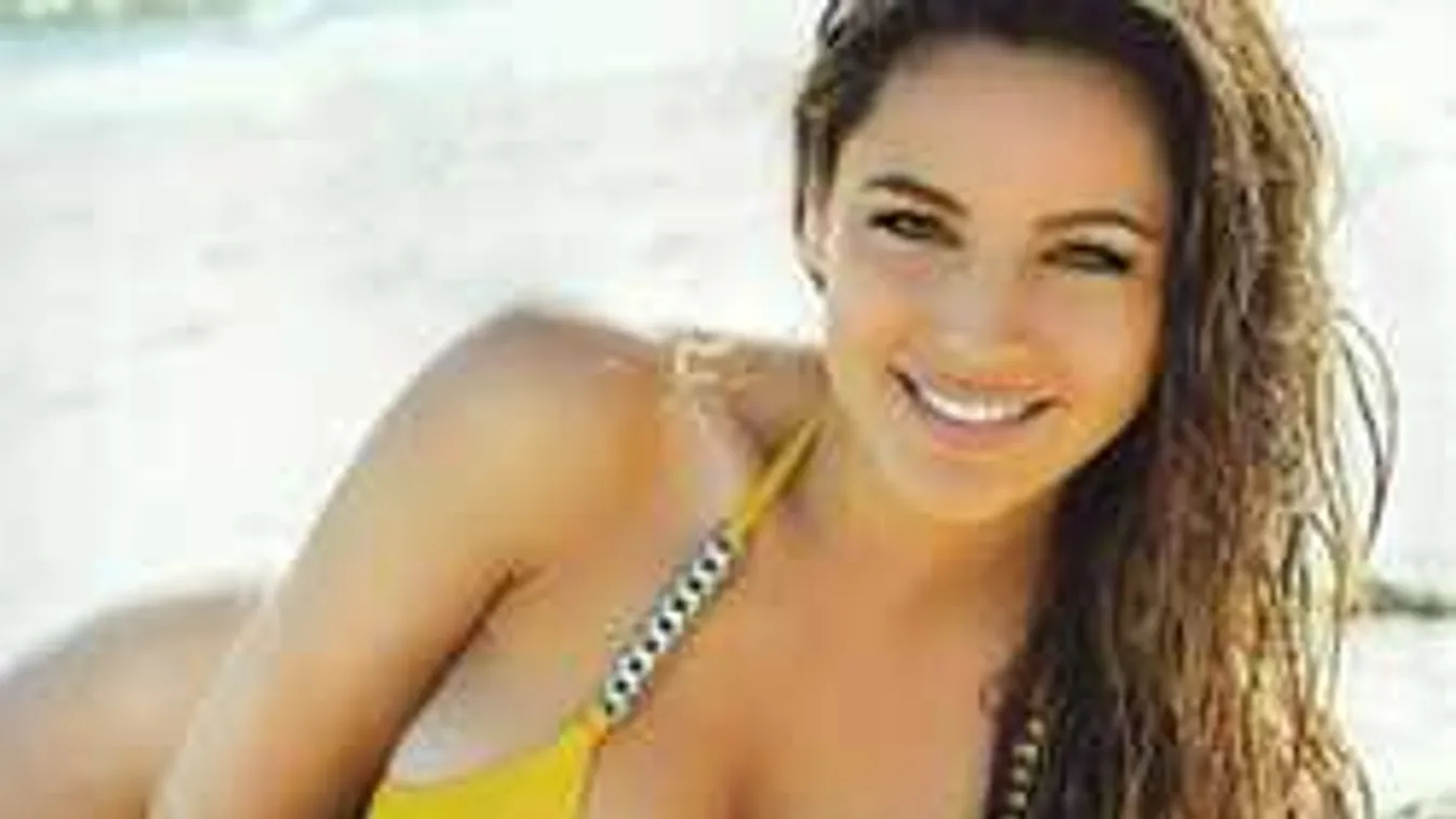 Õrjítő terpesz, levetkőzött a műsorvezető kebelcsoda