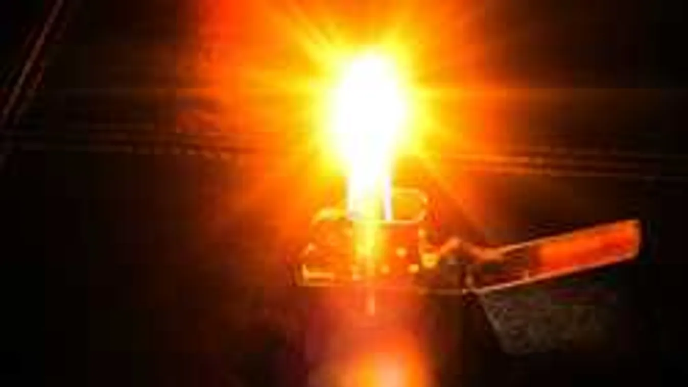 Szándékosan hajtott egy autós a kórházba, felcsaptak a lángok