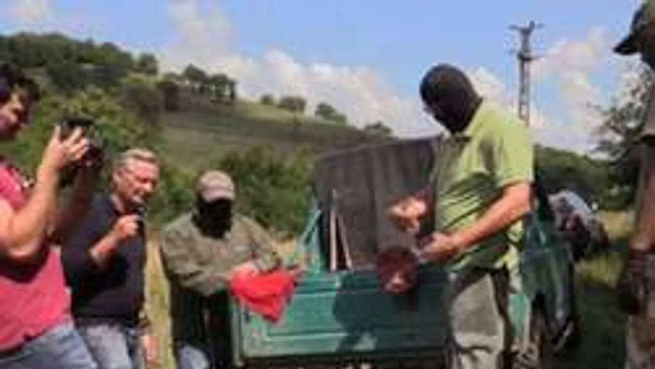 Így jut el a fegyver a terroristákhoz, videó a magyar határ közeléből