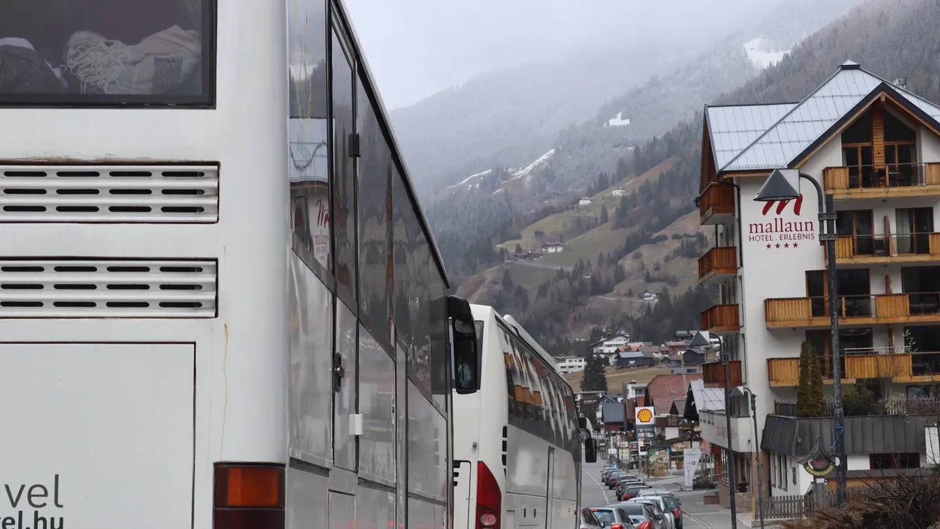 Kilométeres konvojban tért haza 502 magyar a vesztegzár alá helyezett tiroli térségből