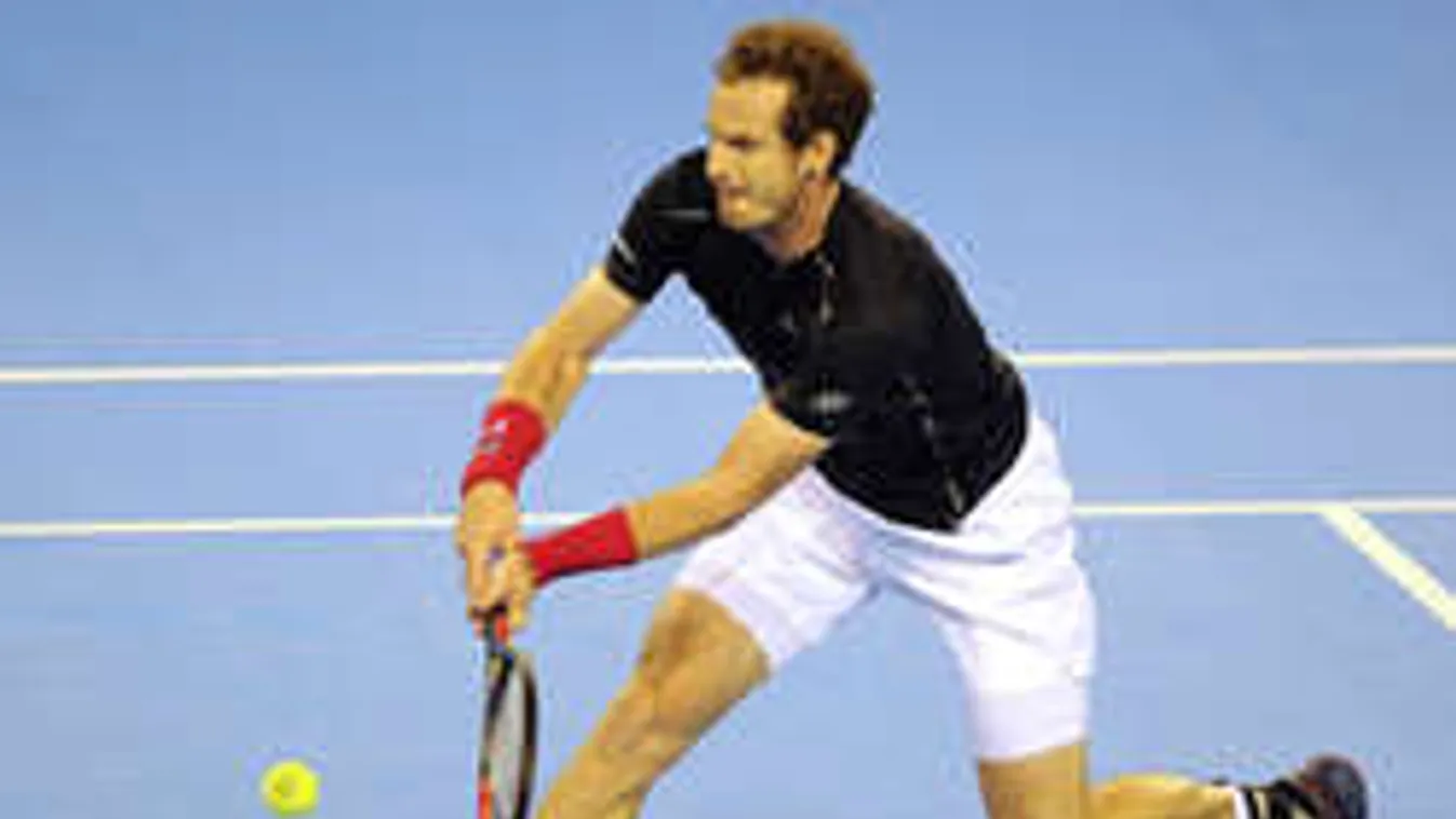 Cserben hagyta párját a szexi szépség