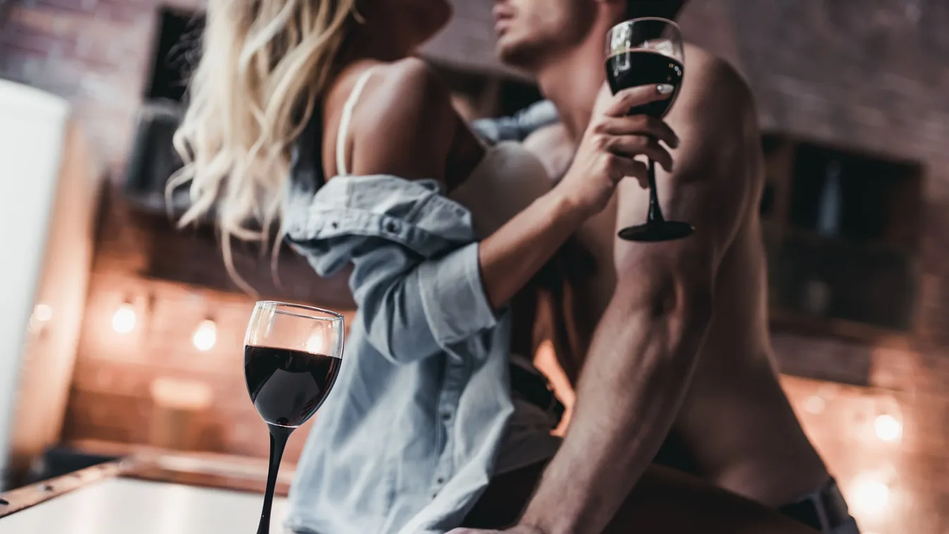 Forró hálószobai jelenet: ilyen, amikor éhesen esik egymásnak férj és feleség