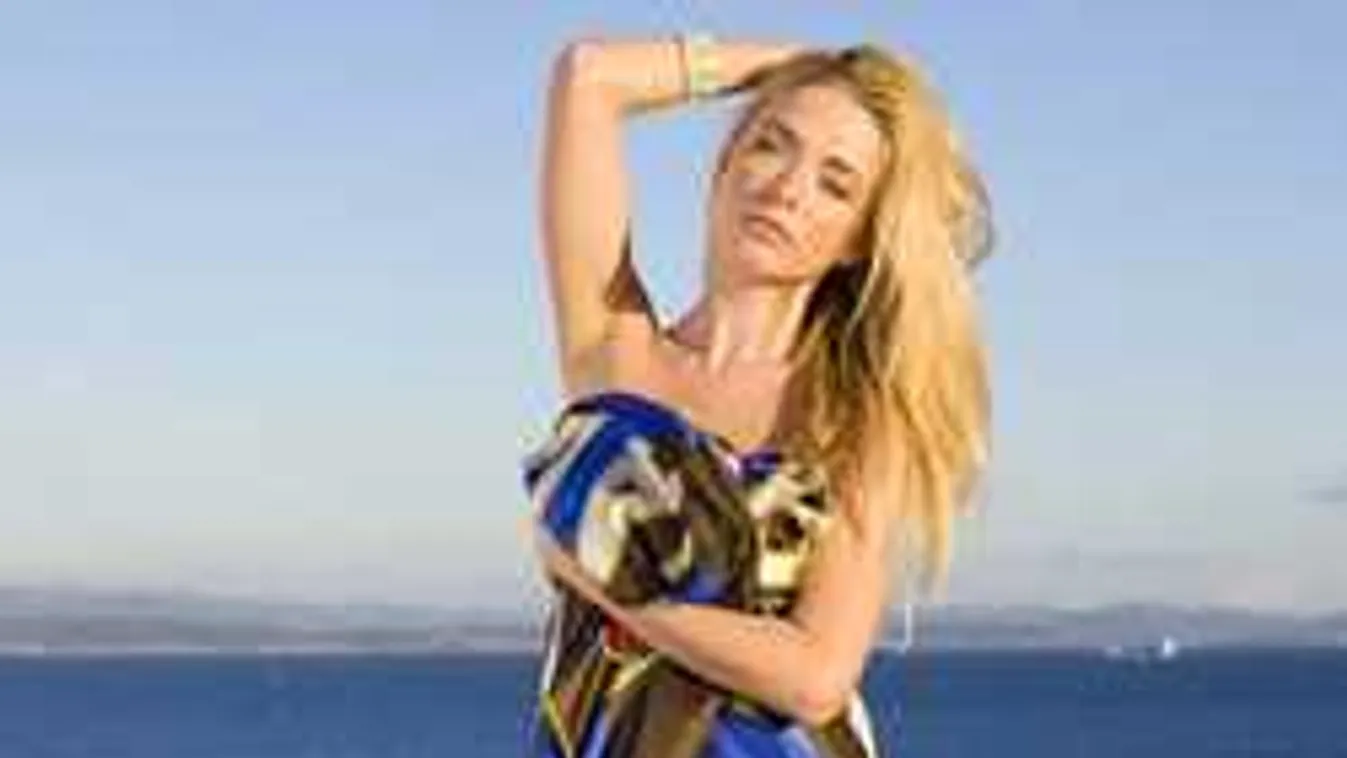 Tüzes vonaglás, teljesen begerjedt a focistára az óriási mellű aktmodell