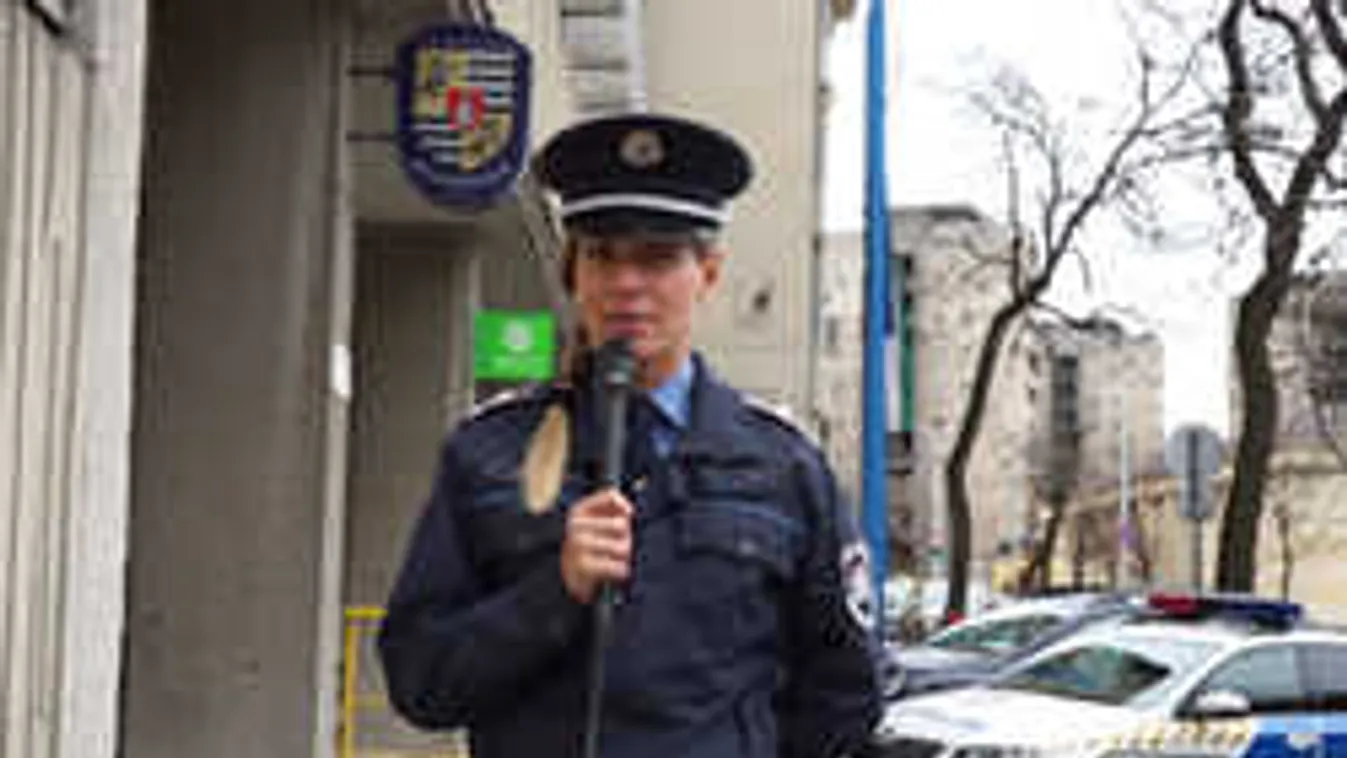 Különös videókat tesz közzé a szép magyar börtönőr lány