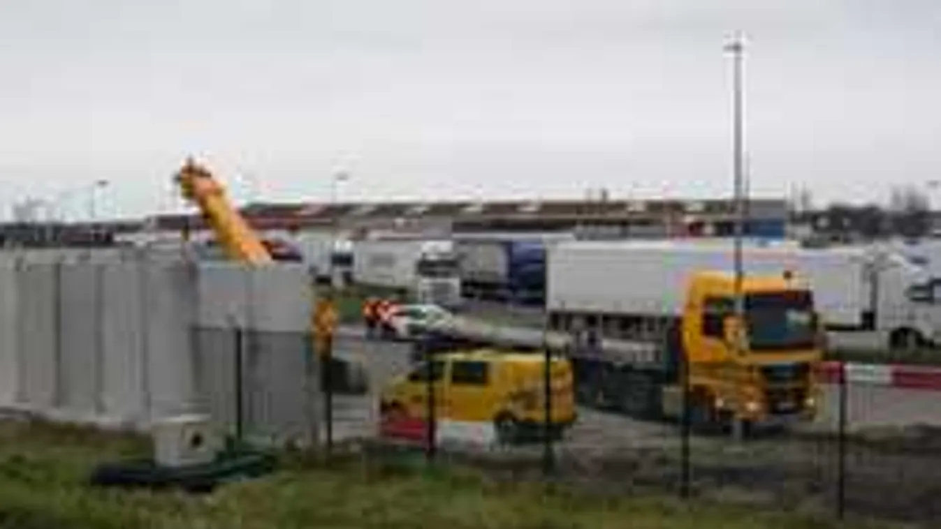 Migránselhárító falat építenek a franciák