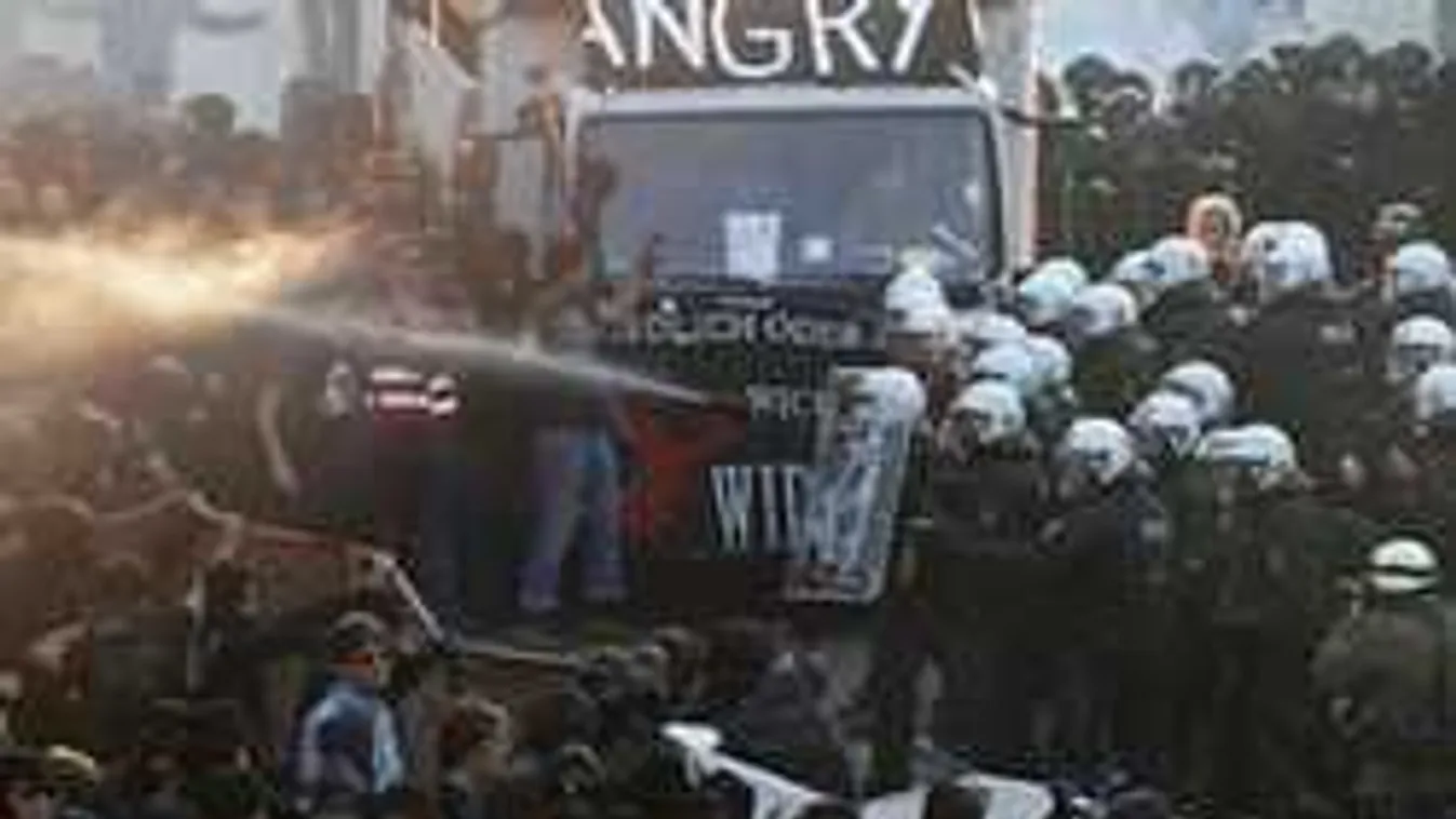 Feladta magát az újságok címlapján szereplő brutális rendőrtámadó