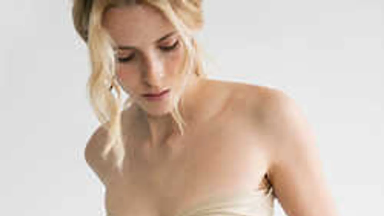 Õrület, mivel takarják újabban a mellüket a nők