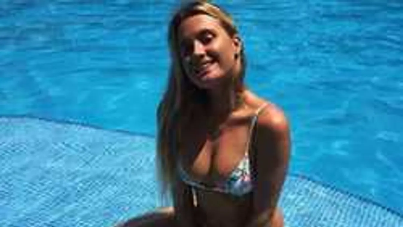 Felül semmiben napozott, észbontó fotók a ringó mellű álomnőről