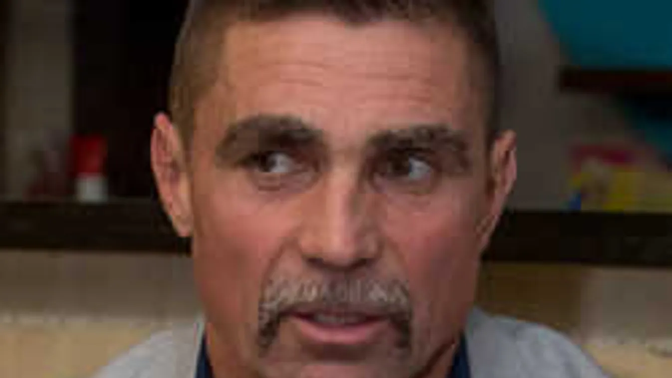 Erre senki nem számított: Kiderült, mit csinál éjszakánként a Viszkis